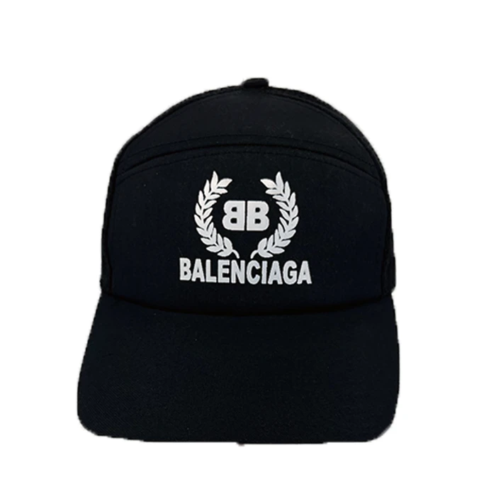 کلاه جلو تلوزیونی پشت تور Balenciaga